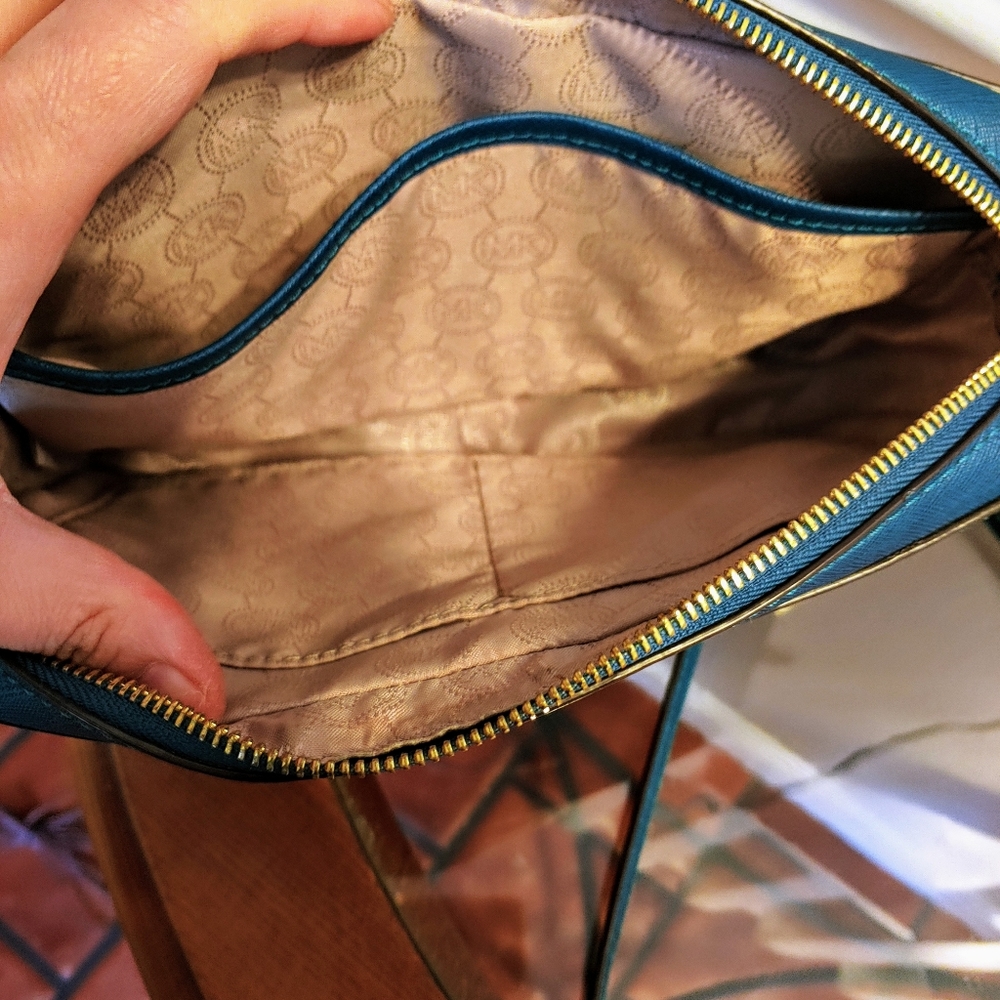Authentic Michael Kors Crossbody - Picture 3 of 5